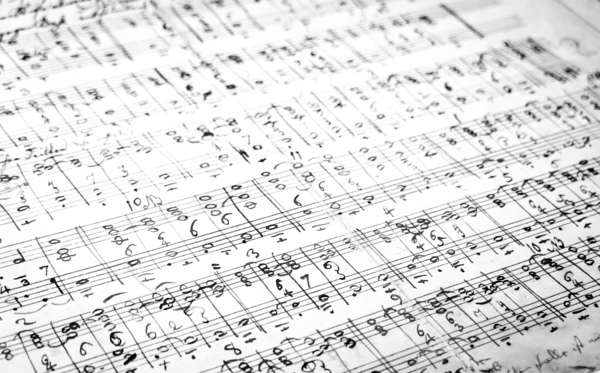 Partitura manuscrita: la arquitectura cloud concebida como una composición precisa.